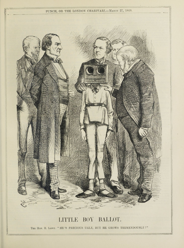 Eine Zeichnung eines kleinen Jungen, der eine Kamera hält und in der Mitte einer Gruppe von Menschen steht, mit Text unten, der 'Kleiner-Junge-Stimme' lautet.