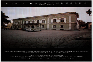 Plakat für das Eesti Kunstimuseum in Estland, das sein Gebäude mit Fenstern, geparkten Fahrzeugen, Bäumen und Himmel zeigt, mit Text unten.