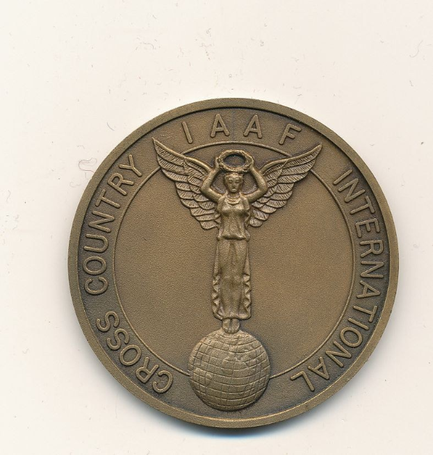 Bronze-Medaille mit "IAAF Cross Country International" eingraviert auf weißem Hintergrund.