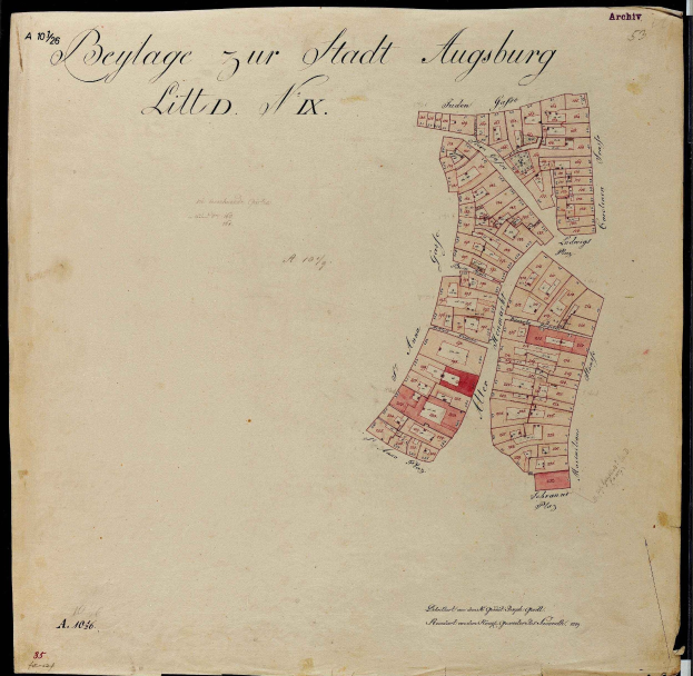 Ein altes Buch mit einer detaillierten Karte von Augsburg, das Straßen, Gebäude und Sehenswürdigkeiten zeigt und von Text begleitet wird, der weitere Informationen bietet.