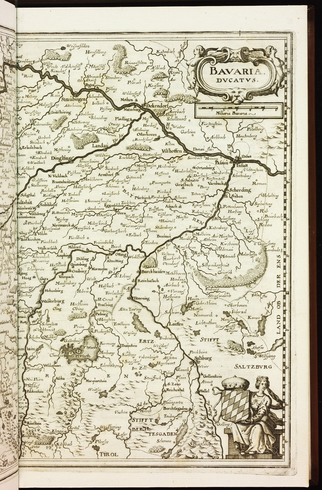 Offenes Buch mit detaillierter Karte von Bayern mit beschrifteten Städten, Gemeinden, Flüssen und geografischen Merkmalen.