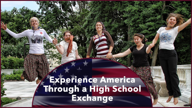 Gruppe von Frauen, die draußen lachen, umgeben von Grün unter einem klaren blauen Himmel, mit Text unten: "Erlebe Amerika durch einen High School Austausch."