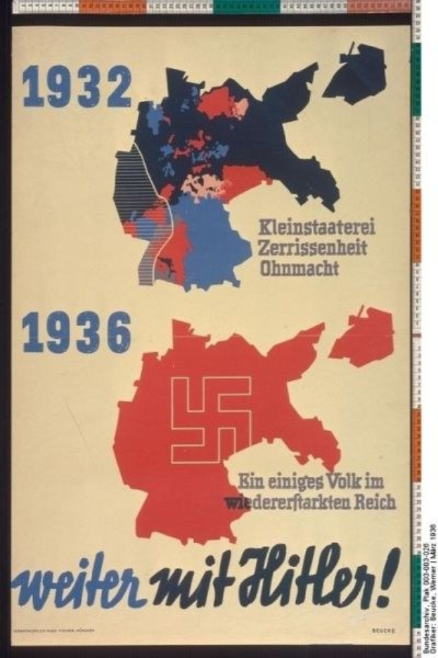 Ein Plakat mit einer Deutschlandkarte, auf der ein Nazi-Hakenkreuz überlagert ist, in farbige Regionen unterteilt, mit deutscher Text 'Weiter mit Hitler' und rot, weiß und blauen Farben, die an die deutsche Flagge erinnern.