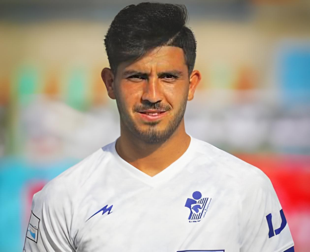Ein Mann in einem weißen T-Shirt auf einem Fußballfeld während eines Trainingssitzung, mit dem Namen "Gonzalo Higuain" unten angezeigt.