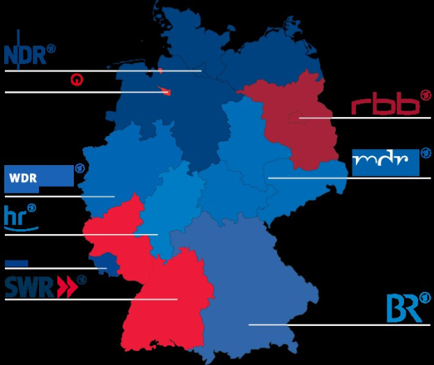 Eine Deutschlandkarte mit in Rot und Blau hervorgehobenen Bundesländern, die die Ergebnisse der Wahl von 2016 zeigt, einschließlich Textdetails zu Kandidaten und dem Wahltermin.