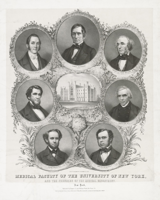 Schwarzes und weißes Foto von formell gekleideten Männern, die vor einem Gebäude stehen, mit Text unten, der "Medizinische Fakultät der Universität New York und die Gründer der medizinischen Abteilung" lautet.