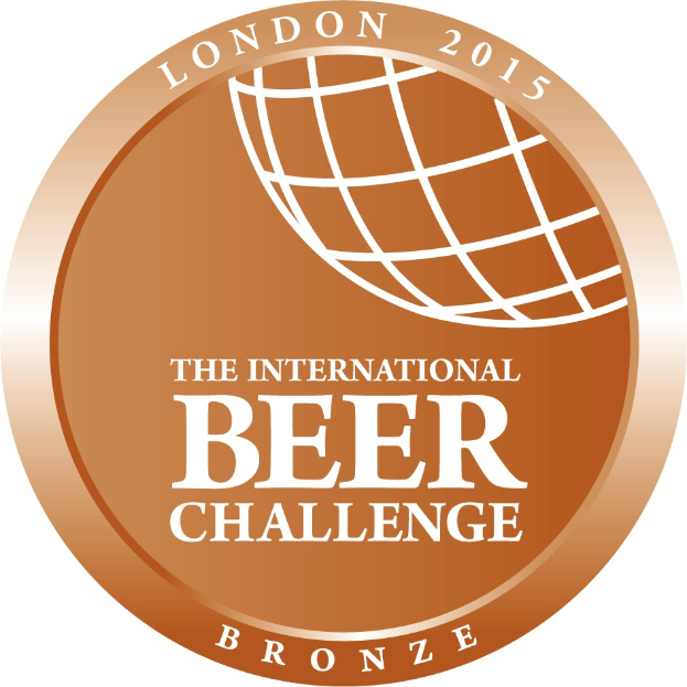 Logo der International Beer Challenge London 2015: eine Bronzemedaille mit dem Text 'International Beer Challenge' in Weiß auf einem weißen Hintergrund.