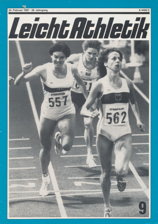 Drei Frauen in Sportbekleidung laufen auf einer Laufbahn, mit "Leicht Athletik Magazine - Februar 1987" geschrieben über der schwarzen und weißen Fotografie.
