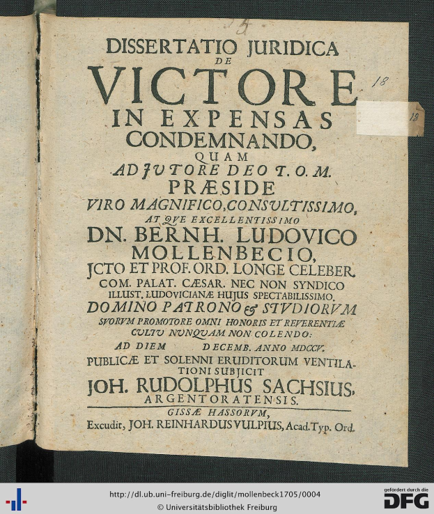 Offenes Buch mit dem Titel "Dissertation Juridica de Victore in Expensas Condemando" und lesbaren Textseiten, wahrscheinlich eine Sammlung von Rechtsdokumenten.