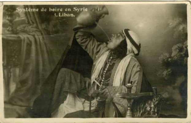 Schwarzes und weißes Foto eines Mannes in traditioneller arabischer Kleidung, der sitzt und aus einem Krug trinkt, mit einem ernsten Gesichtsausdruck und dem Wort "Arabisch" oben.