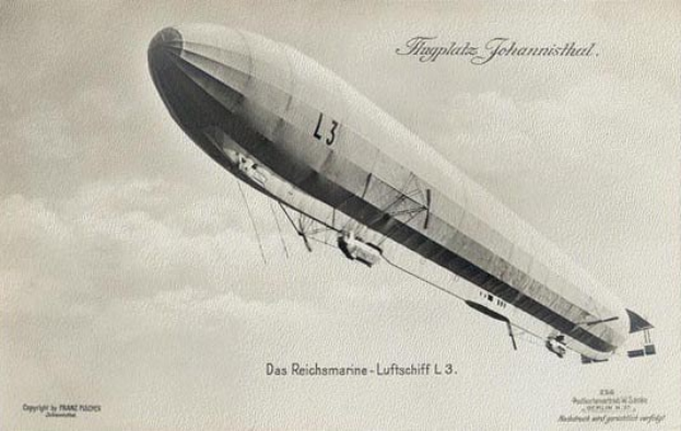 Schwarzes und weißes Foto eines Zeppelins mit der Aufschrift 'Zeppelin', der durch den Himmel fliegt.