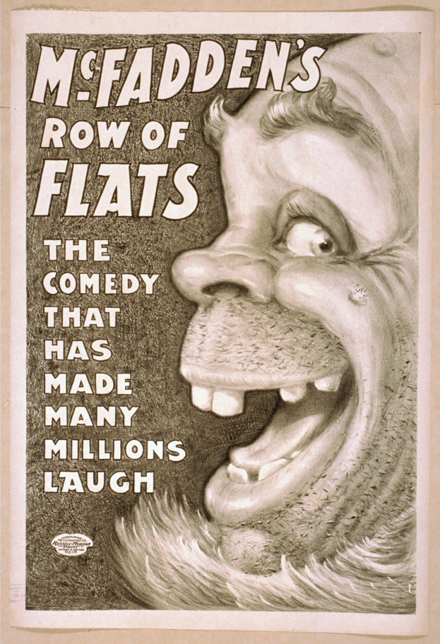 Plakat einer lachenden Person mit wildem Haar, breitem Grinsen und weit aufgerissenen Augen auf einem hellgelben Hintergrund, mit der Aufschrift "McFadden's Row of Flats: The Comedy That Has Made Many Millions Laugh."