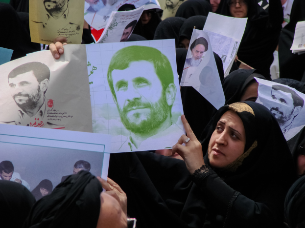 Gruppe iranischer Frauen in schwarzer Kleidung, die Fotos des Präsidenten Mahmoud Ahmadinejad während einer Kundgebung in Tehran hochhalten, einige tragen Brillen.