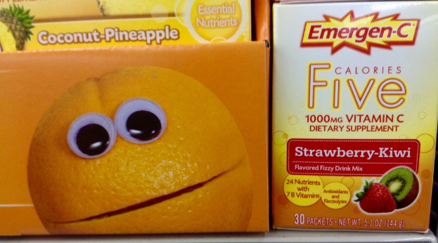 Getr├Ąnkepackungen im Vordergrund mit einem Erdbeergetr├Ąnk auf der rechten Seite.