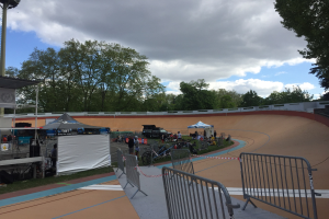 Gruppe von Radfahrern auf einer Schotterstrecke bei den UCI-BMX-Weltmeisterschaften 2018