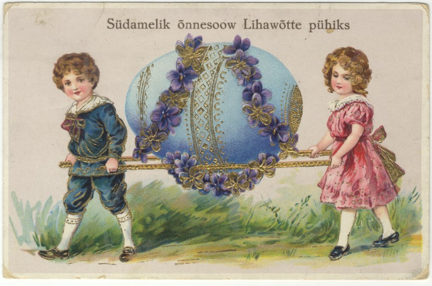 Zwei Kinder, ein Junge und ein Mädchen, stehen Seite an Seite und halten Ostereier in den Händen, mit grünem Gras und einem blauen Himmel im Hintergrund.